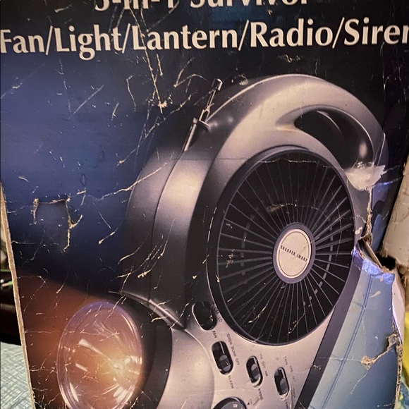 NIB NEVER USED SHARPER IMAGE 5-in-1 SURVIVOR FAN/LIGHT/LANTERN/RADIO/SIREN AC/DC - Picture 4 of 10